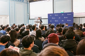 人才辦總監劉鎮漢今年初出訪加拿大多倫多大學,與該校學生及校友介紹香港的發展機遇。