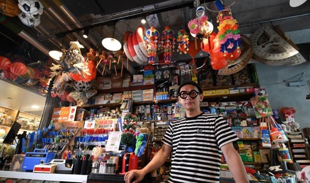 文具收藏家鍾燕齊指出，香港欠缺「文具教育」，是本地文具業衰落的主因。