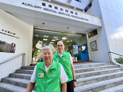 蘇社強（左）、黃德華皆為醫療輔助隊義工隊成員。