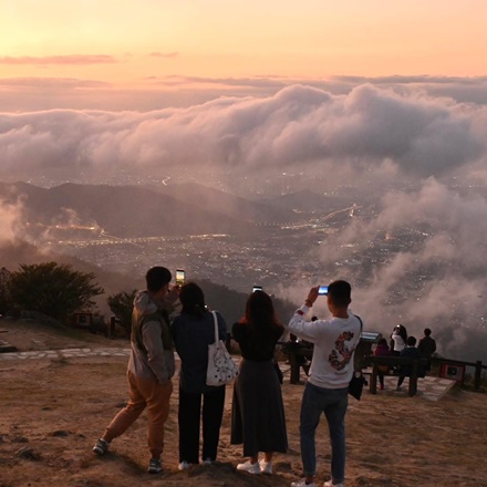 四山旅遊主題為「咫尺山海，城嶺風光」。圖為從大帽山觀景台俯瞰雲海美景。