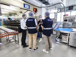 食環署食安中心及環境衛生部在開學前巡查相關持牌食物製造廠。