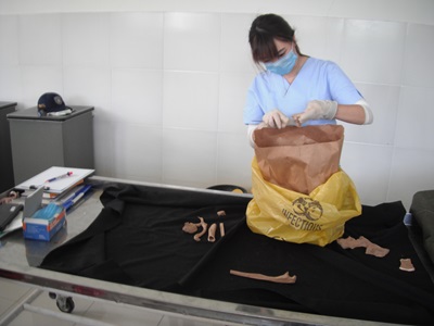 李衍蒨曾多次參與災難與屠殺事件的骸骨辨認工作。