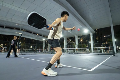 匹克球是結合網球、羽毛球及乒乓球的運動。（受訪者提供）