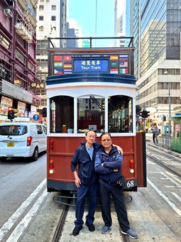 馮寶威（右）與葉煥祥在上環西港城總站話當年。