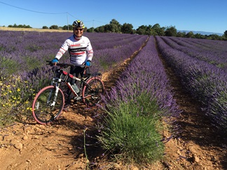 梁榮武曾與友人由意大利踏單車到法國。