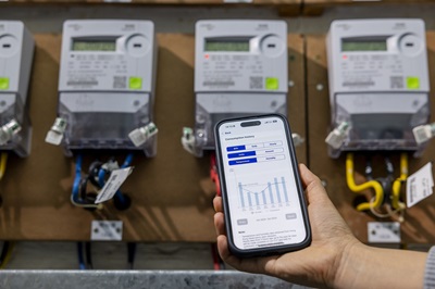 住宅客戶可透過「中電One」手機應用程式，隨時隨地查閱每小時的用電量、設定個人化用電量提示等，更有效管理用電。