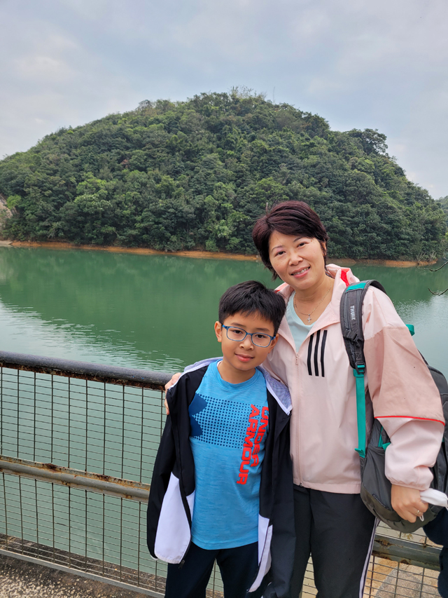 梁蕙馨（Ella）曾在國際企業擁有一份高薪厚職，但早年兒子經常生病，便意識到香港孩子運動不足的問題而決心創業。