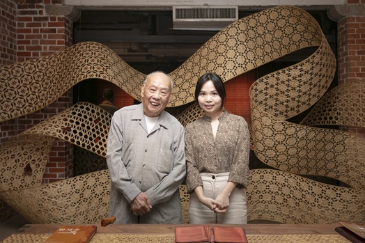 林嘉裕（右）師從明生鋼竹蒸籠廠創辦人呂明（左）。（受訪者提供）