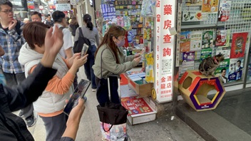 「阻B」平安回家後，貓迷爭相拍照。