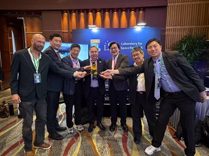 柏坤霆（中）對本港航天產業與科研前景充滿希望。